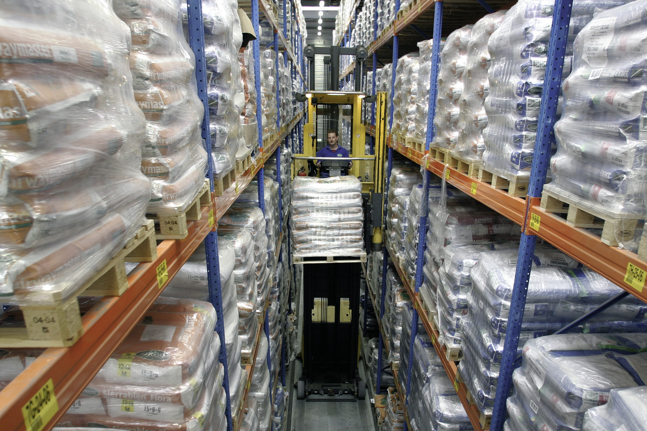 Interno di un magazzino altamente automatizzato