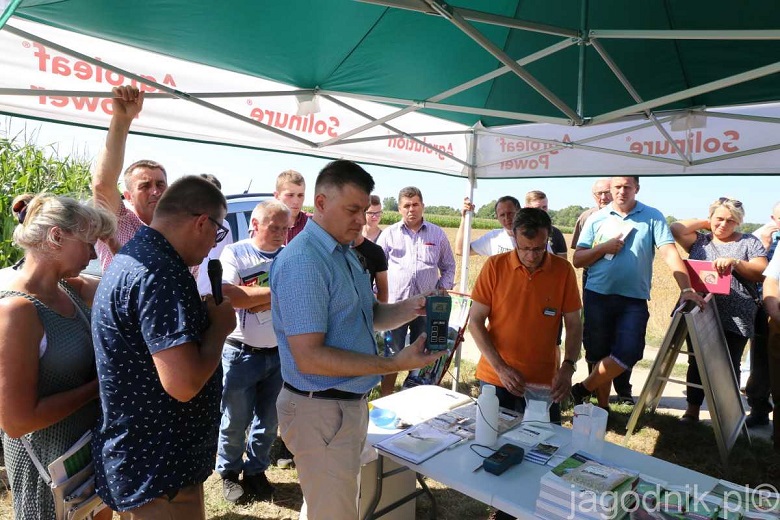 Grzegorz Ożarek, Mariusz Pokrywka, Tomasz Pisulewski Demonstrują działanie produktów ICL przeznaczonych do obniżania odczynu wody i jej oszczędzania.